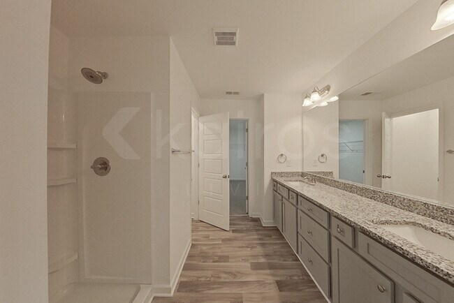 Building Photo - 100 English Oak Ln