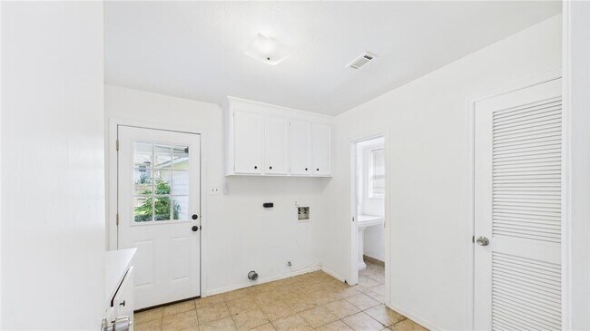 Building Photo - 1107 Verret Ln