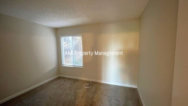 Building Photo - Concord Beautiful 4 bedroom 2.5 bathroom townhouse, 1496 sq ft available now!