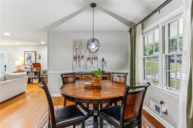 Building Photo - 2592 Woodacres Rd NE