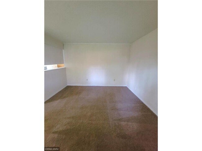 Building Photo - 545 Birchcrest Dr