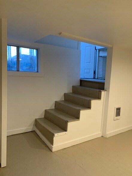 Building Photo - 2113 SE Ankeny St