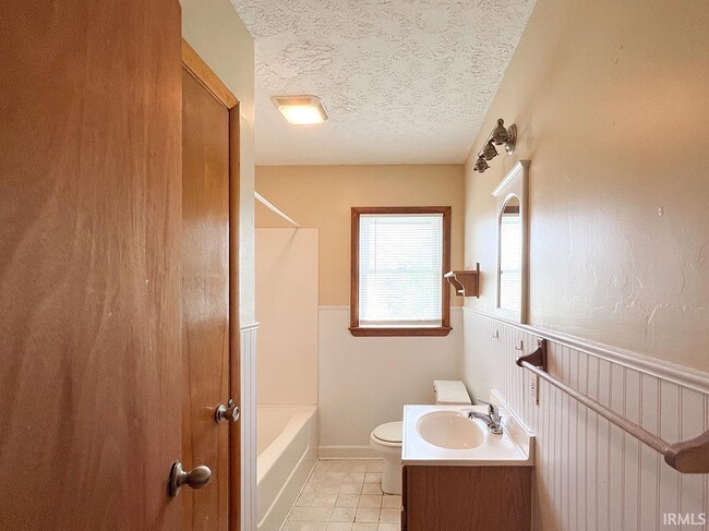 Building Photo - 4336 E 10th St