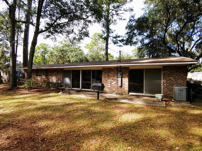 Building Photo - 323 Willow Rd
