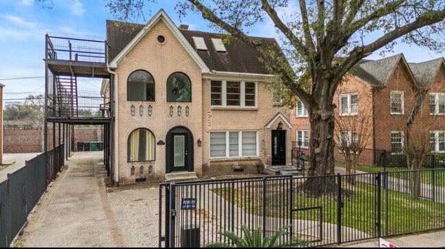 Primary Photo - 1633 Castle Ct