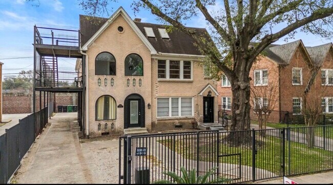 Primary Photo - 1635 Castle Ct