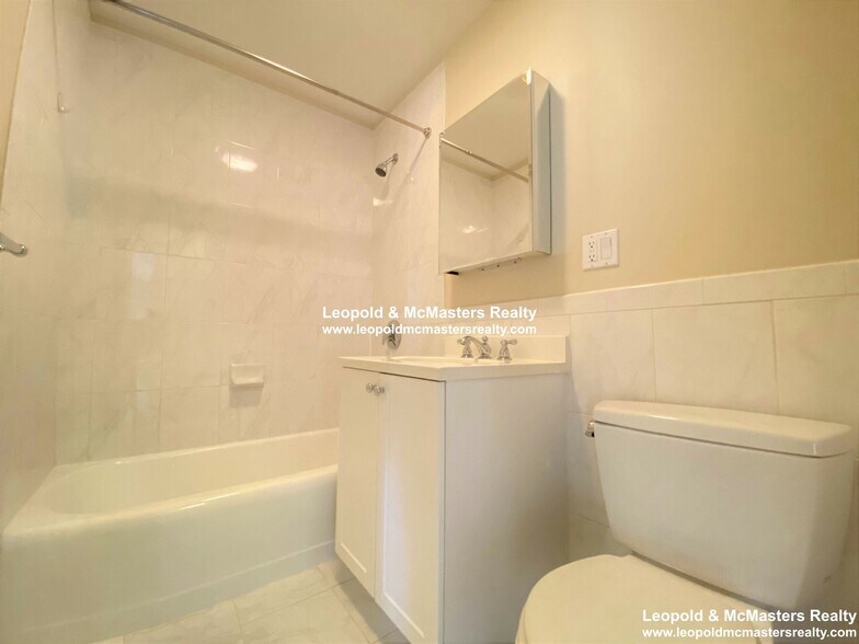 Building Photo - 1592 Beacon St