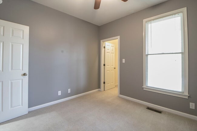 Building Photo - 702 Mt Vernon Dr