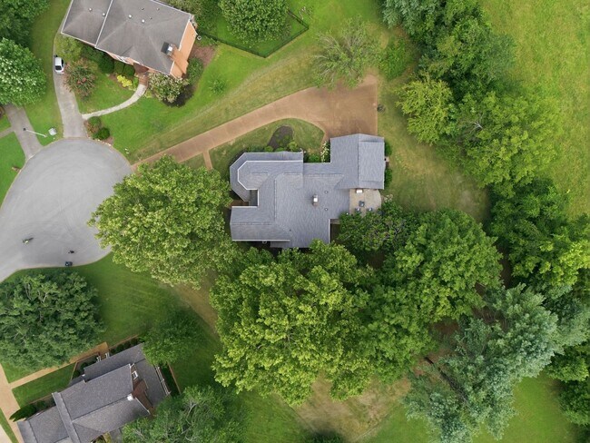 Building Photo - 1733 Carriage Ct