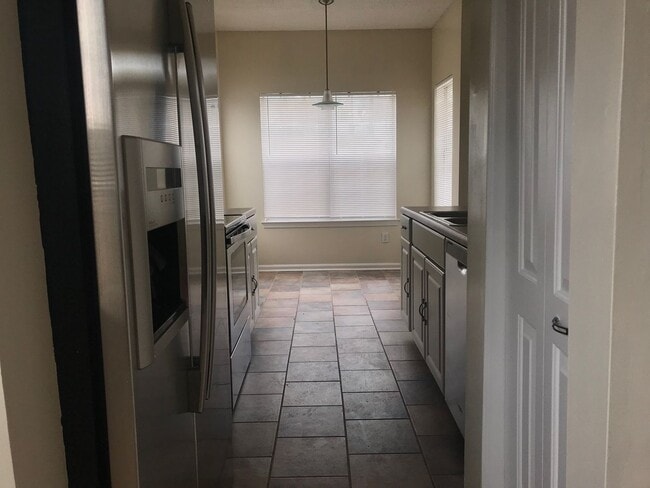 Building Photo - End Unit Townhouse in Virginia Beach