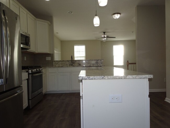 Building Photo - 4 Bedroom 3.5 Bath 3 Story Townhome for Re...