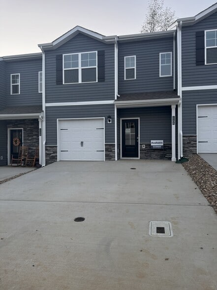 Townhome Front - 1106 Saylors Pl