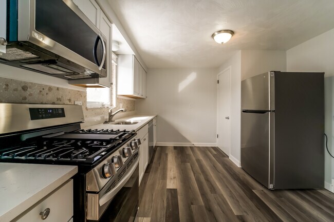 Building Photo - 211 Andora Dr