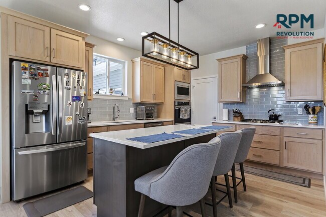 Building Photo - "Charming West Haven Retreat: Spacious 3-B...