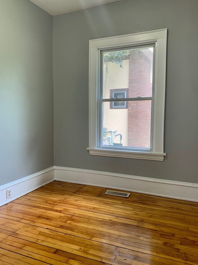 Building Photo - Beautiful 4 bedroom + Den Home in Minneapolis!