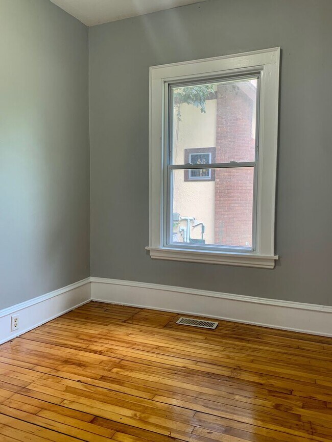 Building Photo - Nice 4 bedroom + Den Home in Minneapolis!
