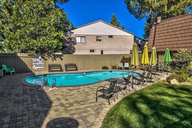 Building Photo - Beautifully Updated & Furnished 1 Bedroom in Lake Front Complex!