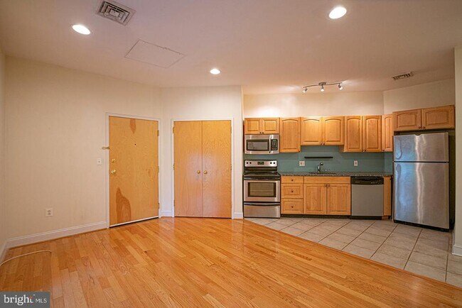 Building Photo - 415 S 19th St