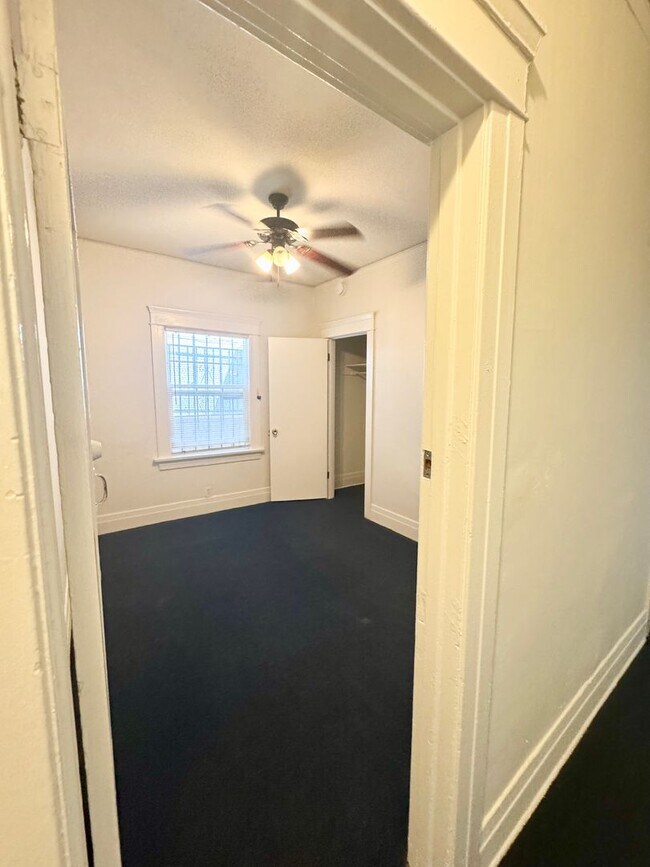 Building Photo - Spacious Unit