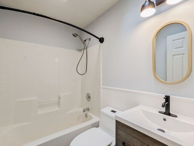 Building Photo - Move in ready 3 bed 2 bath rambler w/ air ...