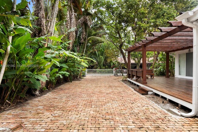 Building Photo - 3945 Loquat Ave