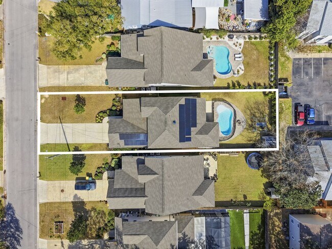 Building Photo - Stunning 4 Bedroom Home with Solar Energy & Private Pool!