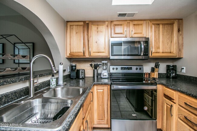 Building Photo - 626 W 14th St