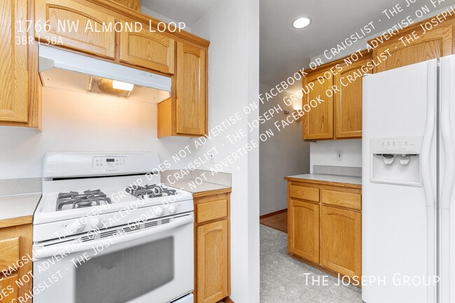 Building Photo - 1766 NW Almond Loop