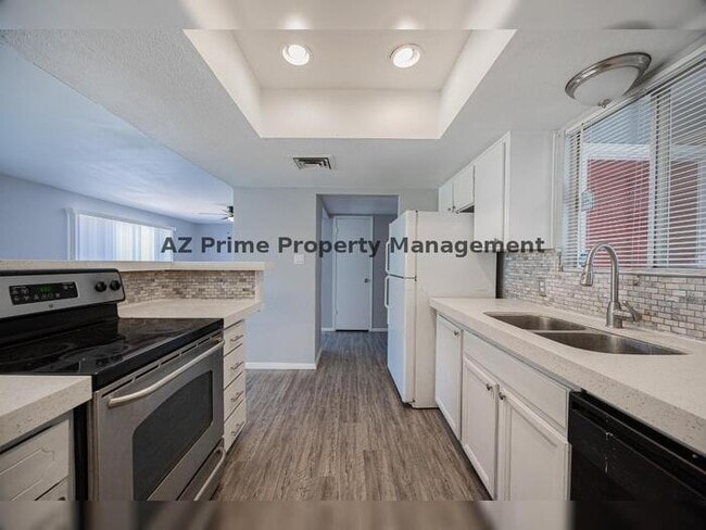 Building Photo - 4704 S La Rosa Dr
