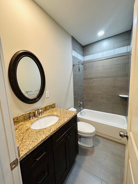 Upstairs Bath - 2239 Flora St