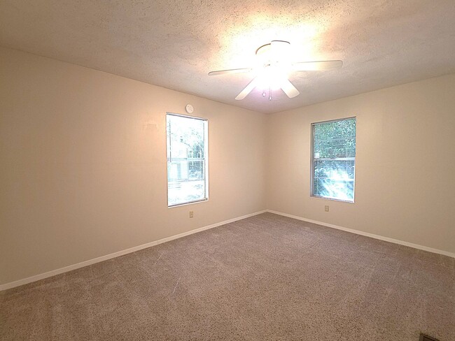 Building Photo - Welcome to this charming 3 bedroom, 2 bath...
