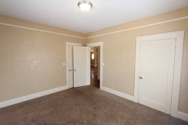 Building Photo - Cute! Cute! Cute! That's the best way to describe this 3 Bedroom 1 Bath charmer.