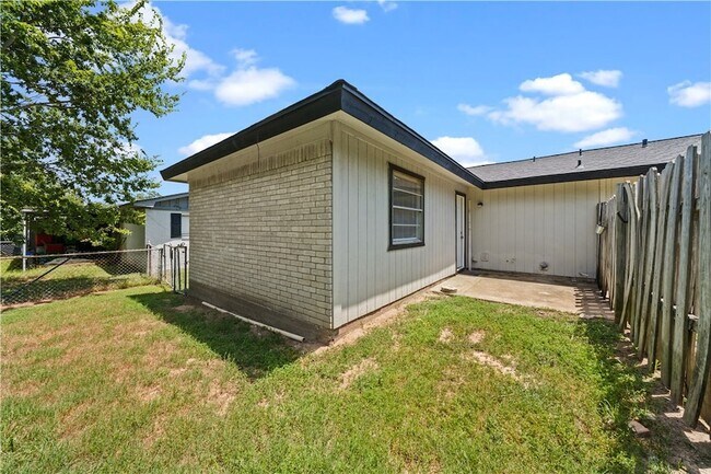 Building Photo - 1419 Hillside Dr