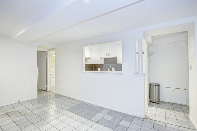 Building Photo - 1217 1/2 Independence Ave SE-