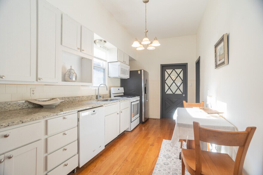 Building Photo - 2814 N Maplewood Ave