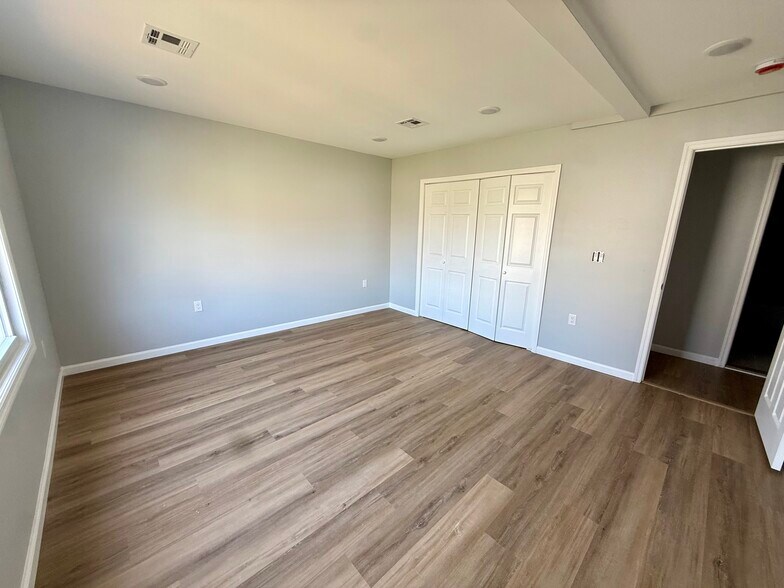 Building Photo - 13 Roosevelt Ave