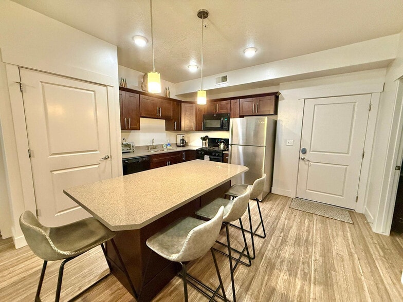 Building Photo - 460 E 400 S