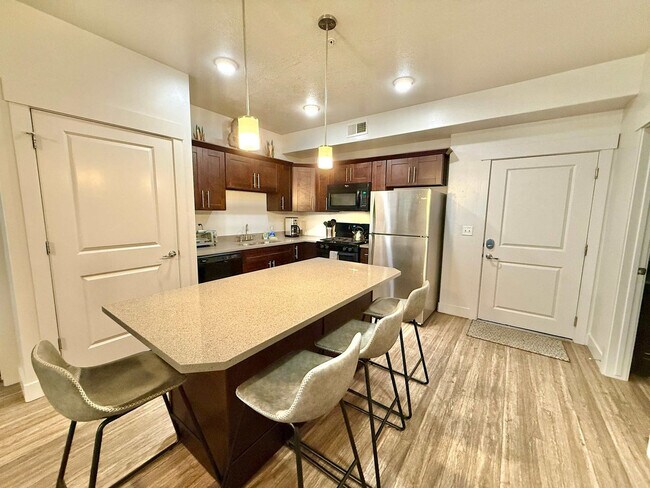 Building Photo - 460 E 400 S