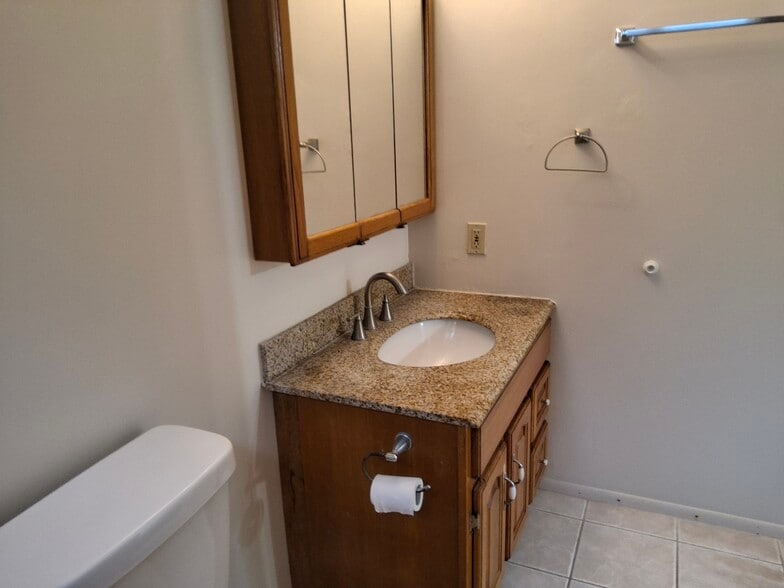 Master Bath - 1375 Akalani Loop