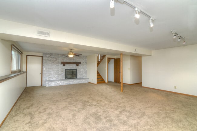 Building Photo - 1070 Center Dr