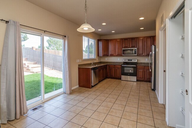 Building Photo - Well Maintained Home in Eastview Estates!