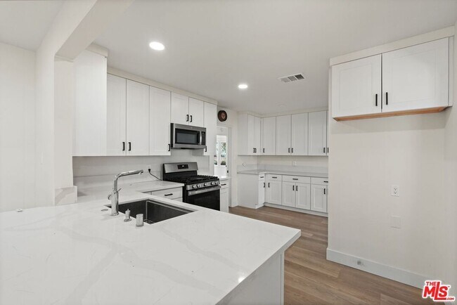 Building Photo - 2943 Los Olivos Ln