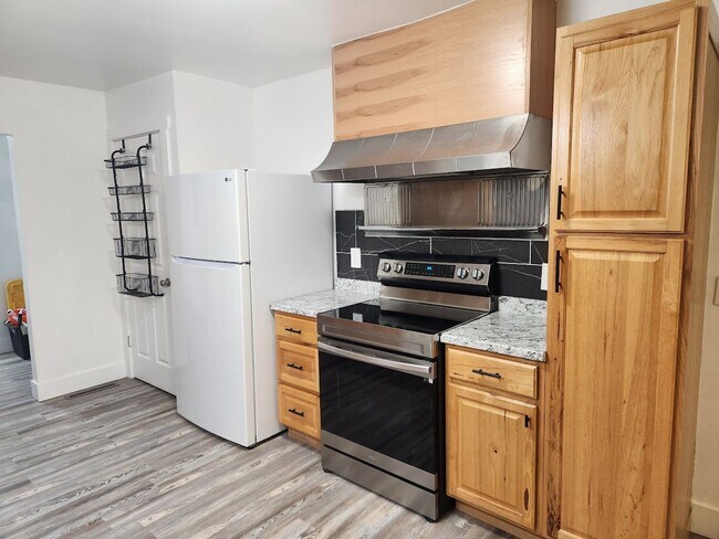 Building Photo - Classic Brick 3 bed, 1.5 bath with upgrades, fenced back yard, carport and garage.