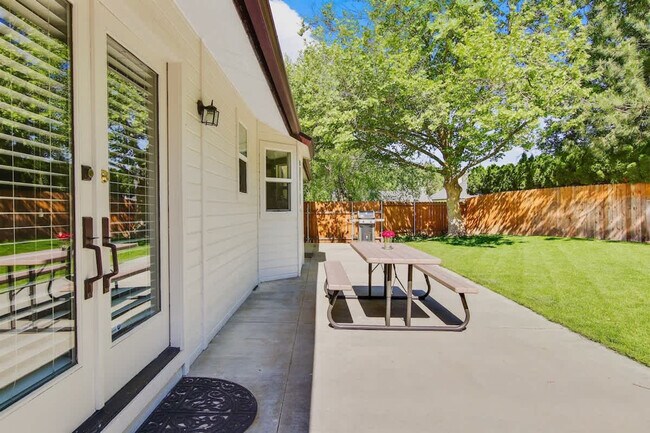 Building Photo - 2910 E Dagger Falls Dr