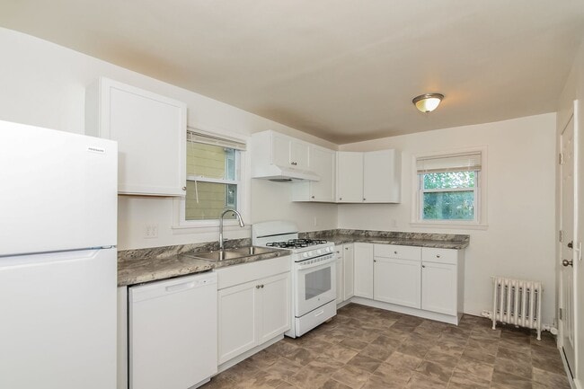 Building Photo - Newly Renovated Single Family Home - GREAT...