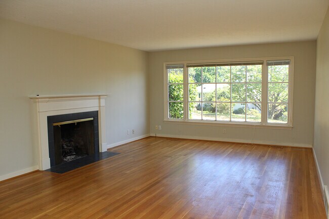 Building Photo - 8025-8027 SW Northvale Wy