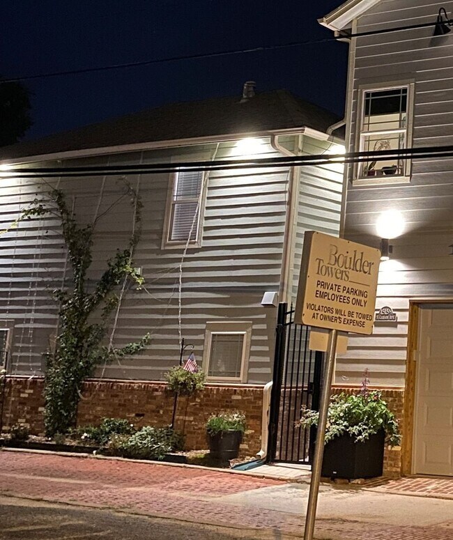 Building Photo - 1515 1/2 S Carson Ave