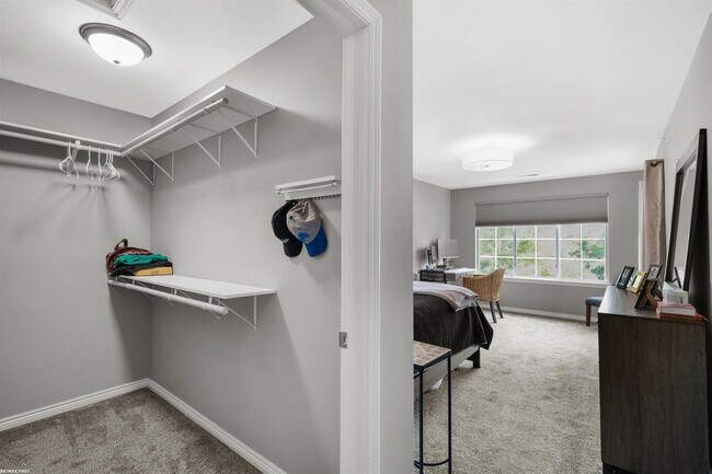 Building Photo - 6986 Boulder Pointe Dr