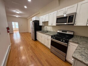 Building Photo - 16 Che