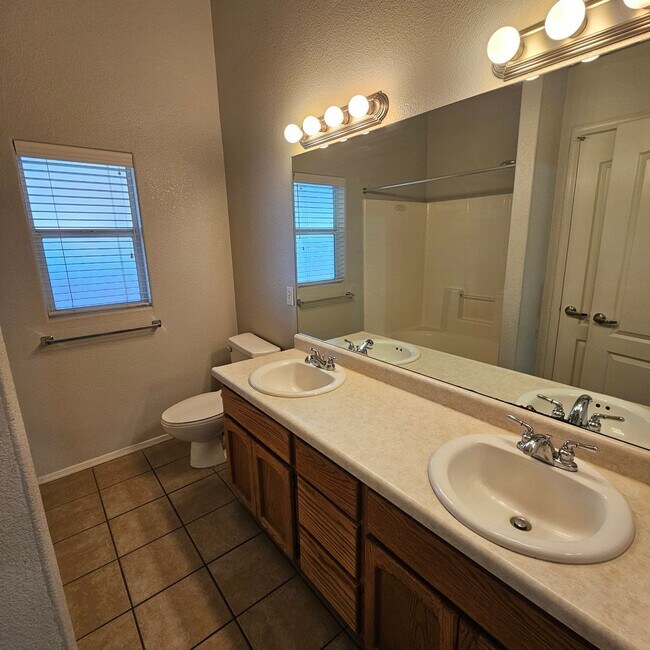 Building Photo - Awesome rental available!